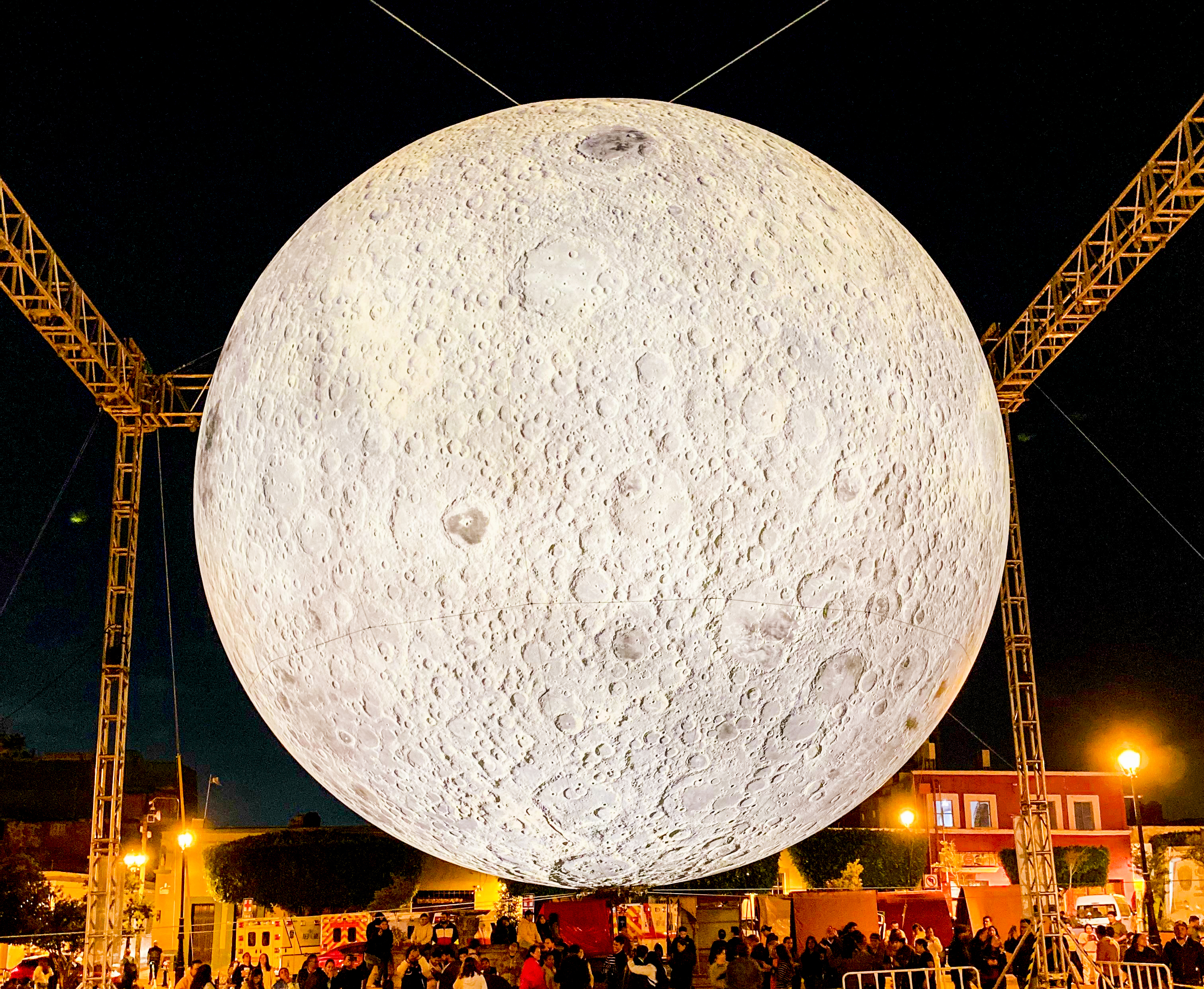 La Luna en Querétaro y MasQrota a la Luna en Plaza de los Fundadores
